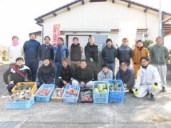岱明町農業者クラブ「コスモス会」のメンバーと新鮮野菜の写真