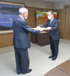 表彰状を授与される、関幸次郎理事長の写真